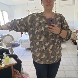 Easel Camo Distressed Top